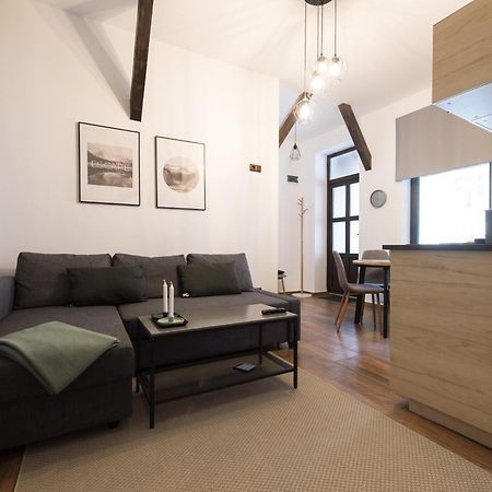 Lovely Brasov Flat With Patio And Mountain Views Extérieur photo
