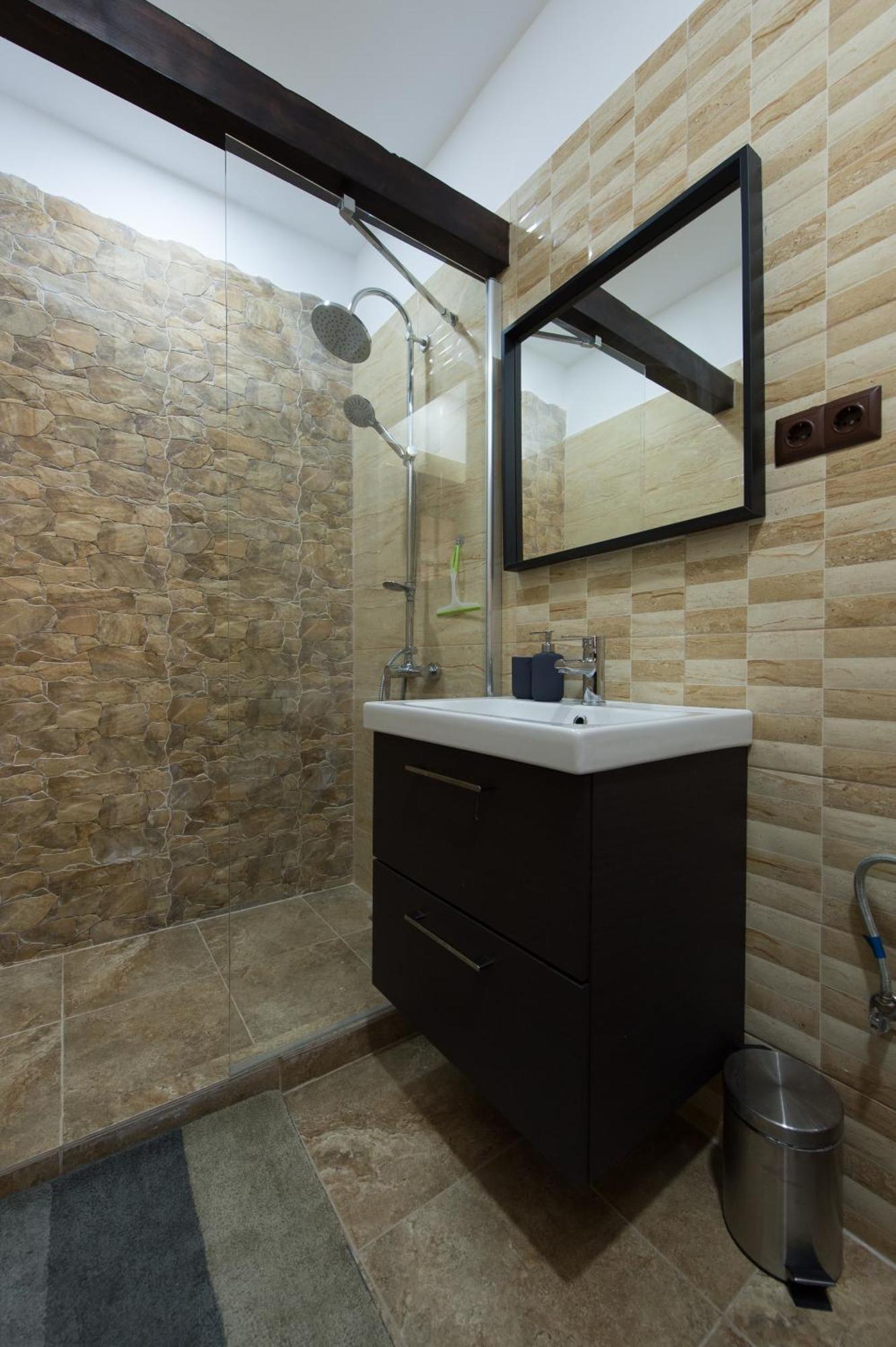 Lovely Brasov Flat With Patio And Mountain Views Extérieur photo