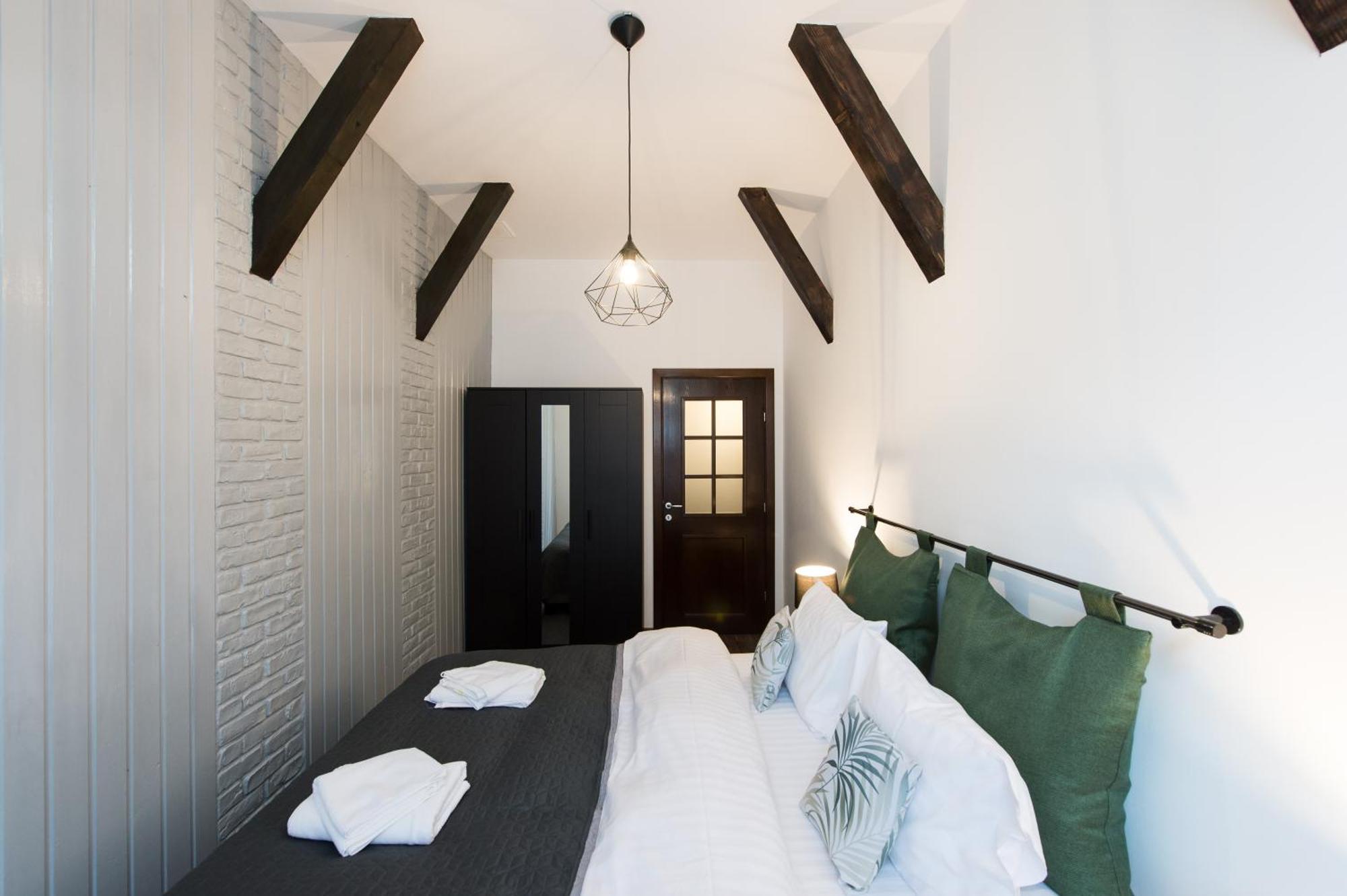 Lovely Brasov Flat With Patio And Mountain Views Extérieur photo