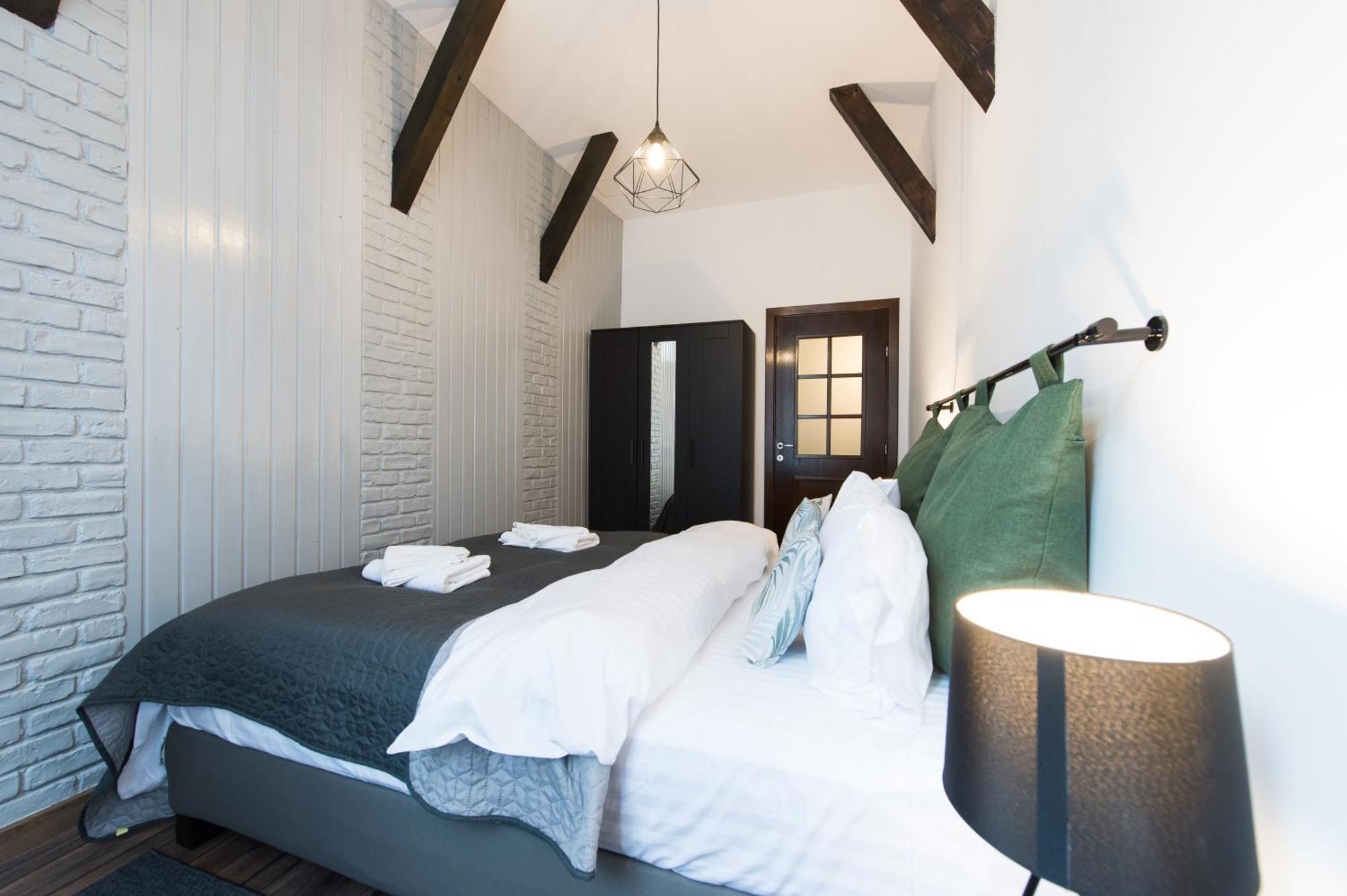 Lovely Brasov Flat With Patio And Mountain Views Extérieur photo