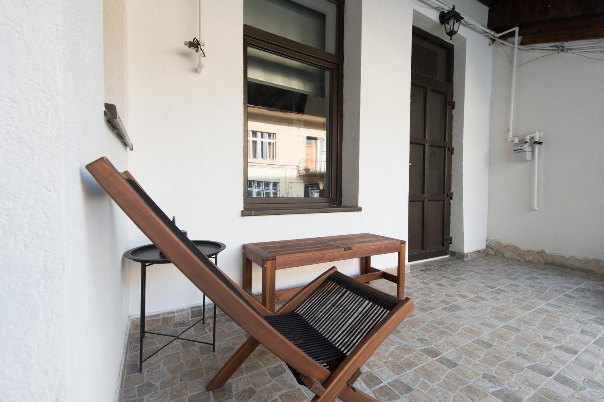 Lovely Brasov Flat With Patio And Mountain Views Extérieur photo