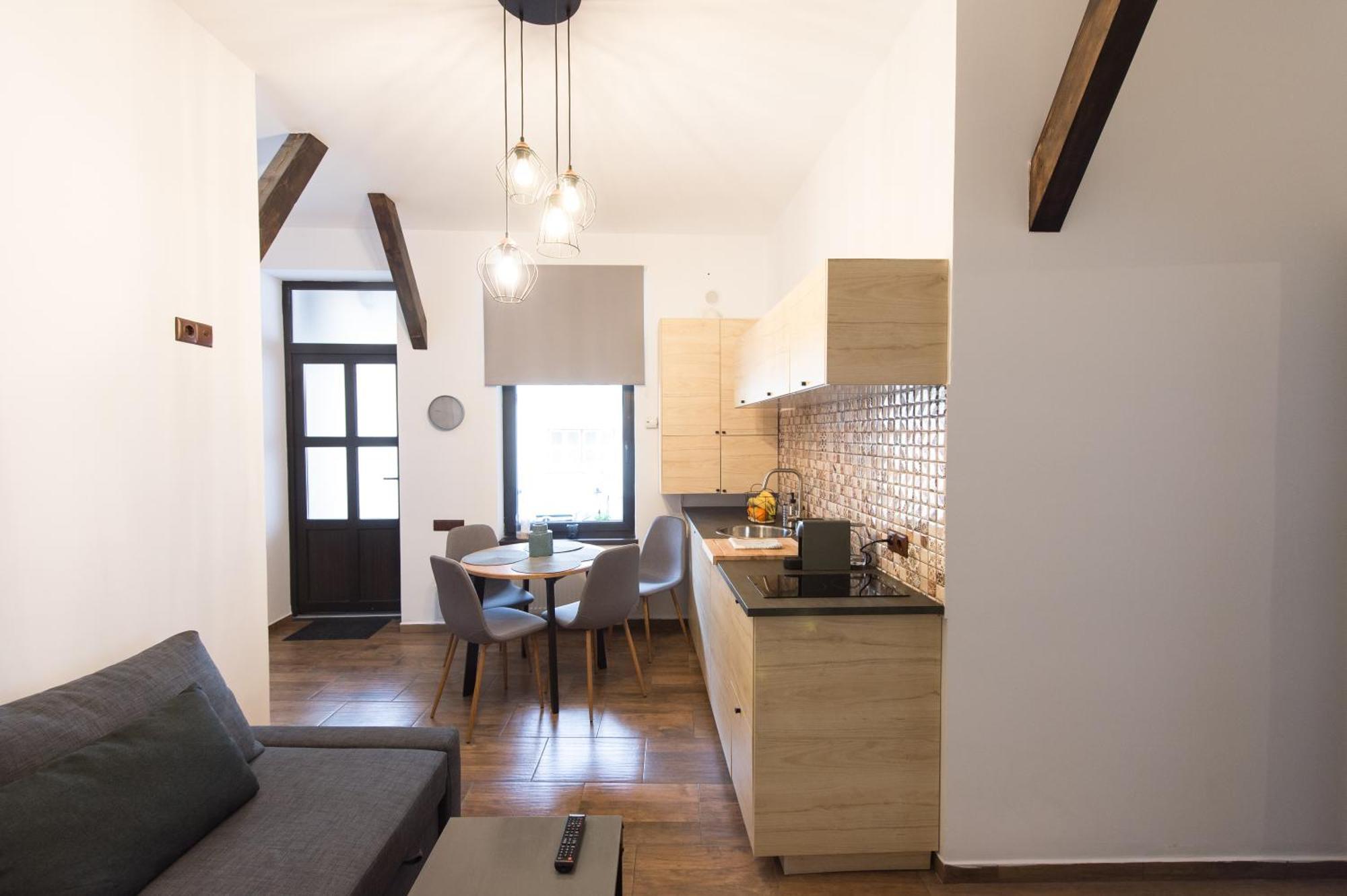 Lovely Brasov Flat With Patio And Mountain Views Extérieur photo