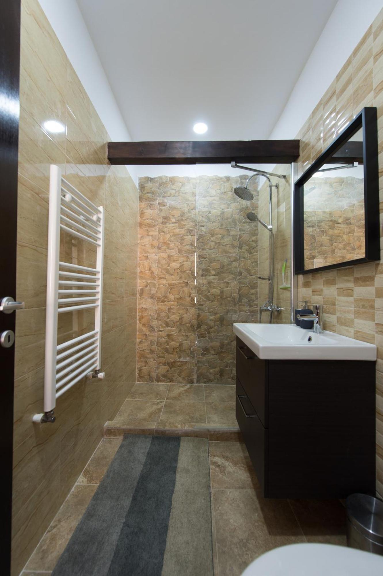 Lovely Brasov Flat With Patio And Mountain Views Extérieur photo
