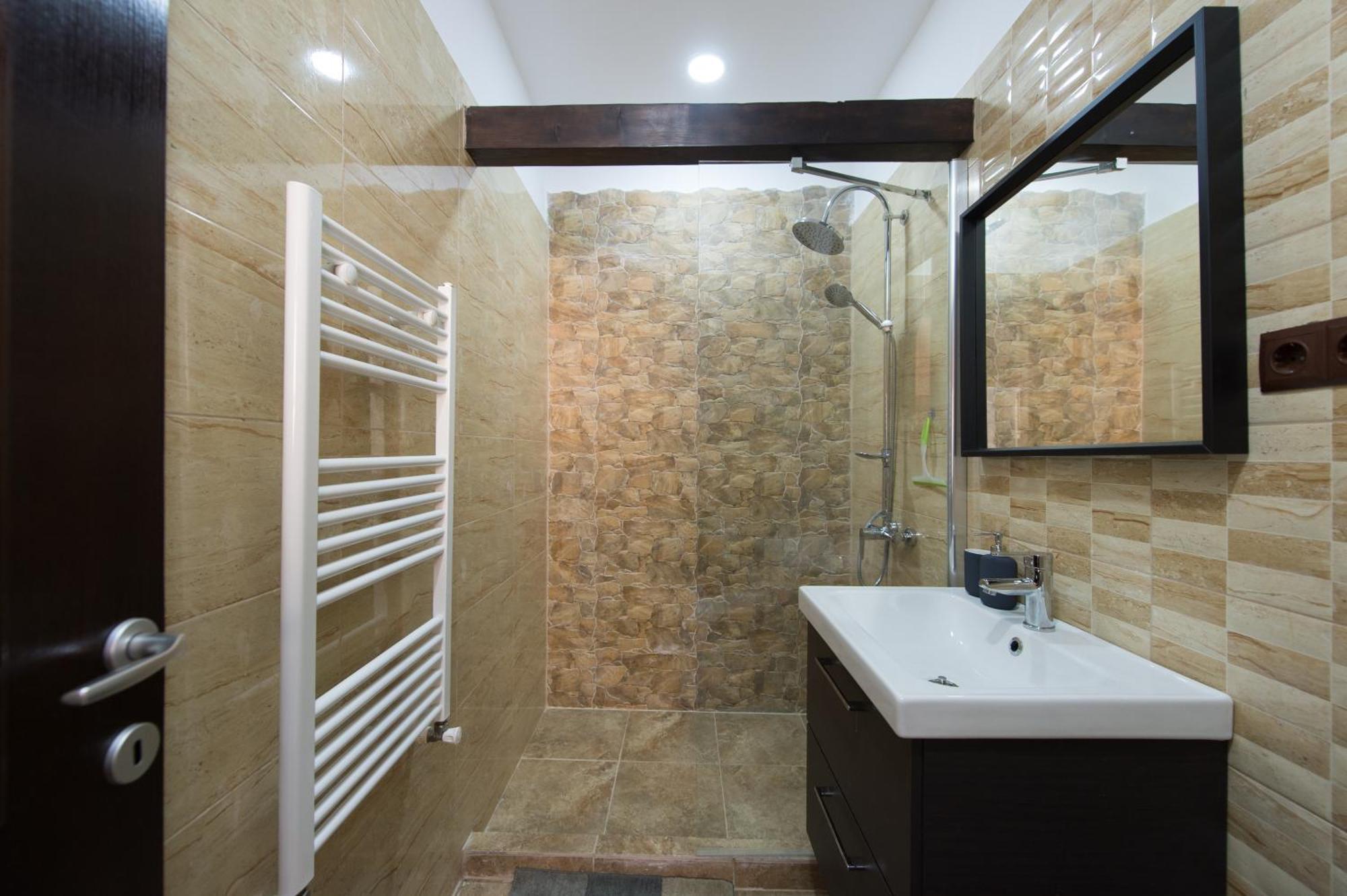 Lovely Brasov Flat With Patio And Mountain Views Extérieur photo