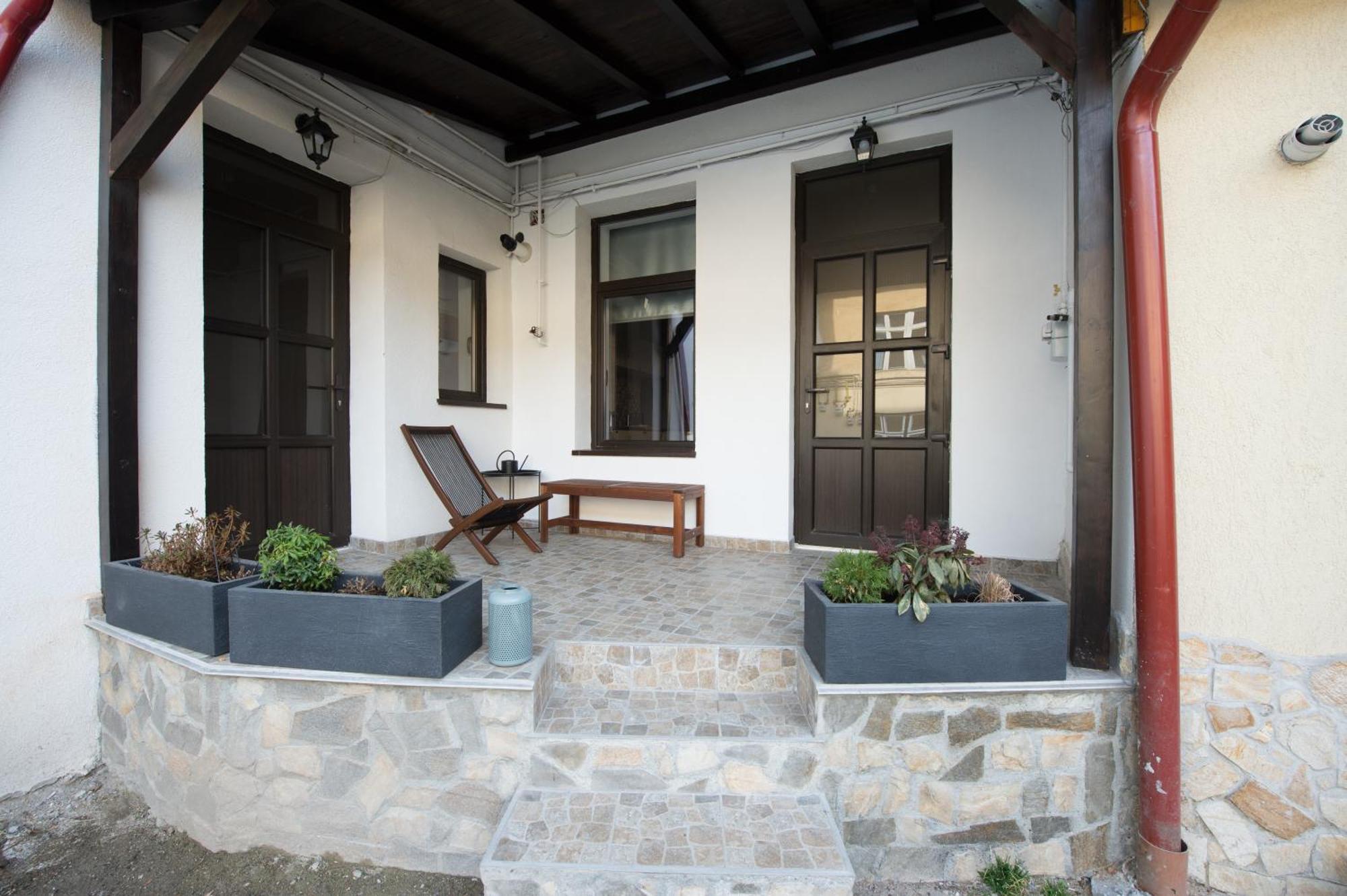 Lovely Brasov Flat With Patio And Mountain Views Extérieur photo