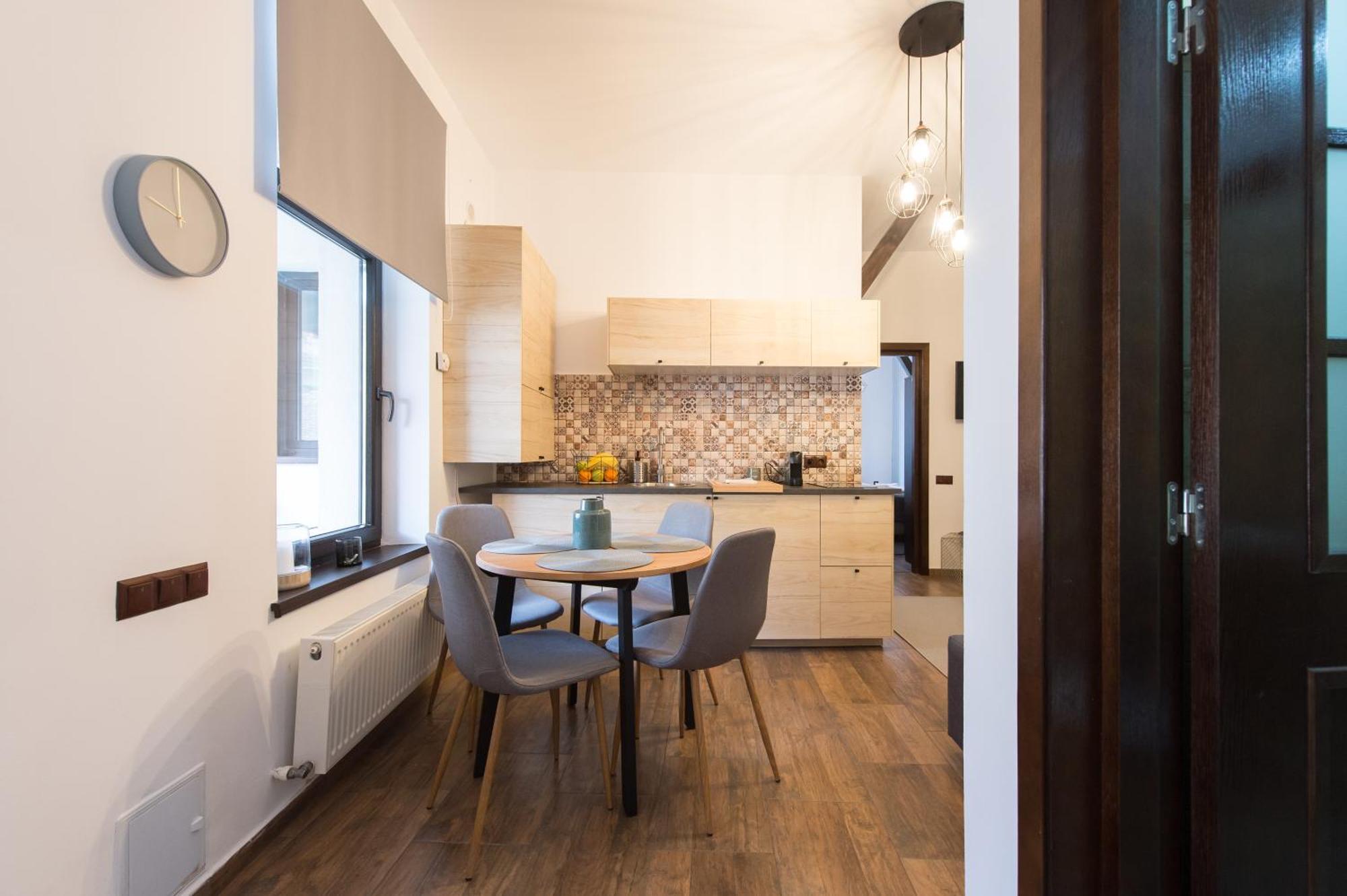 Lovely Brasov Flat With Patio And Mountain Views Extérieur photo