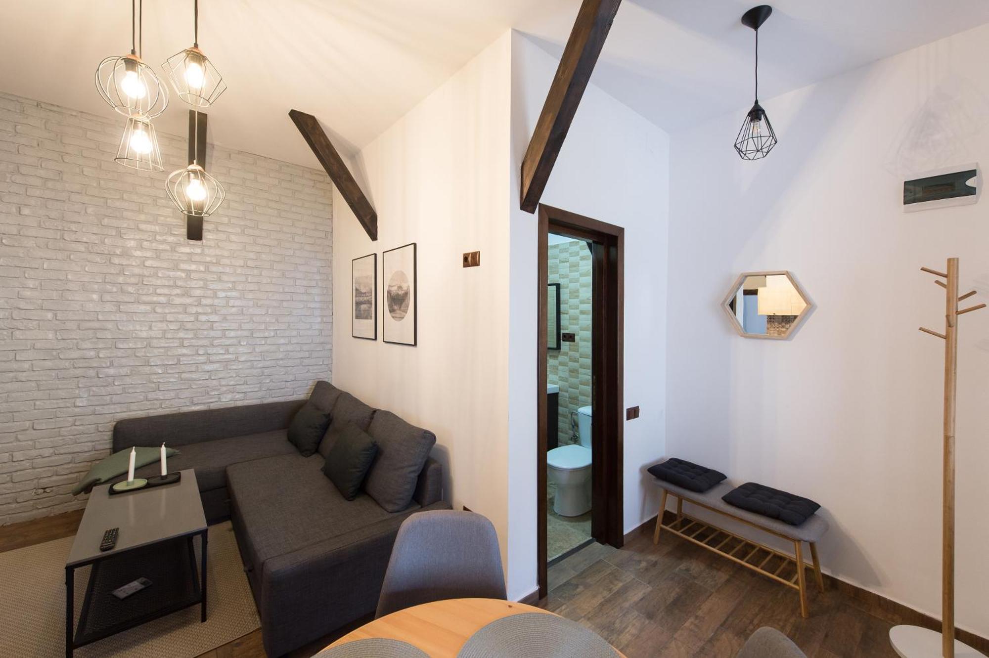 Lovely Brasov Flat With Patio And Mountain Views Extérieur photo