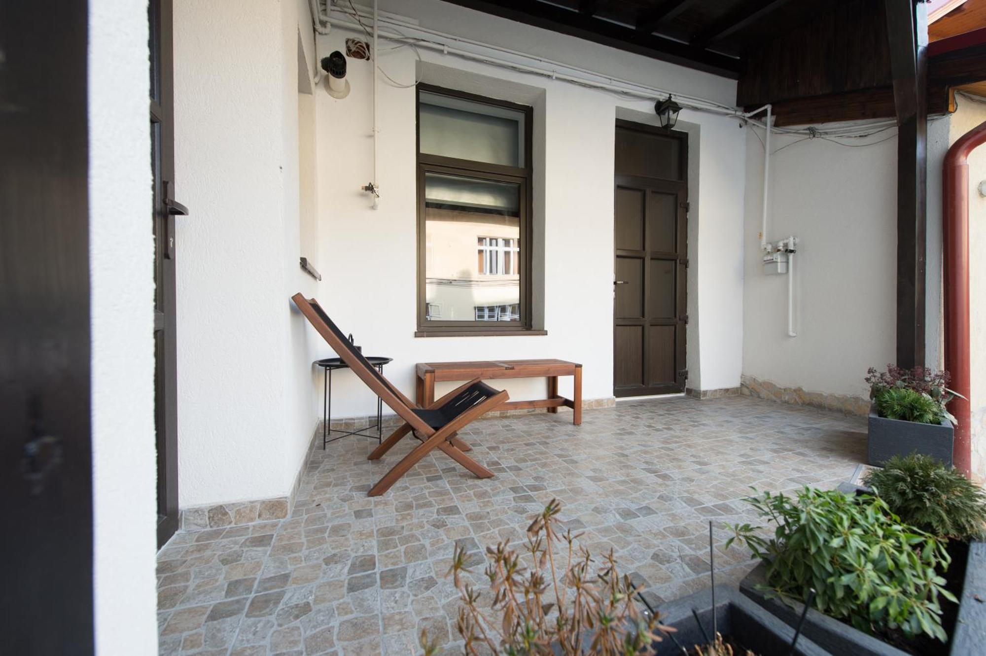 Lovely Brasov Flat With Patio And Mountain Views Extérieur photo