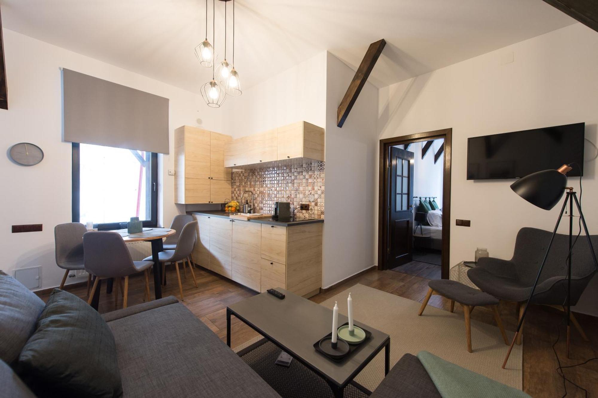 Lovely Brasov Flat With Patio And Mountain Views Extérieur photo