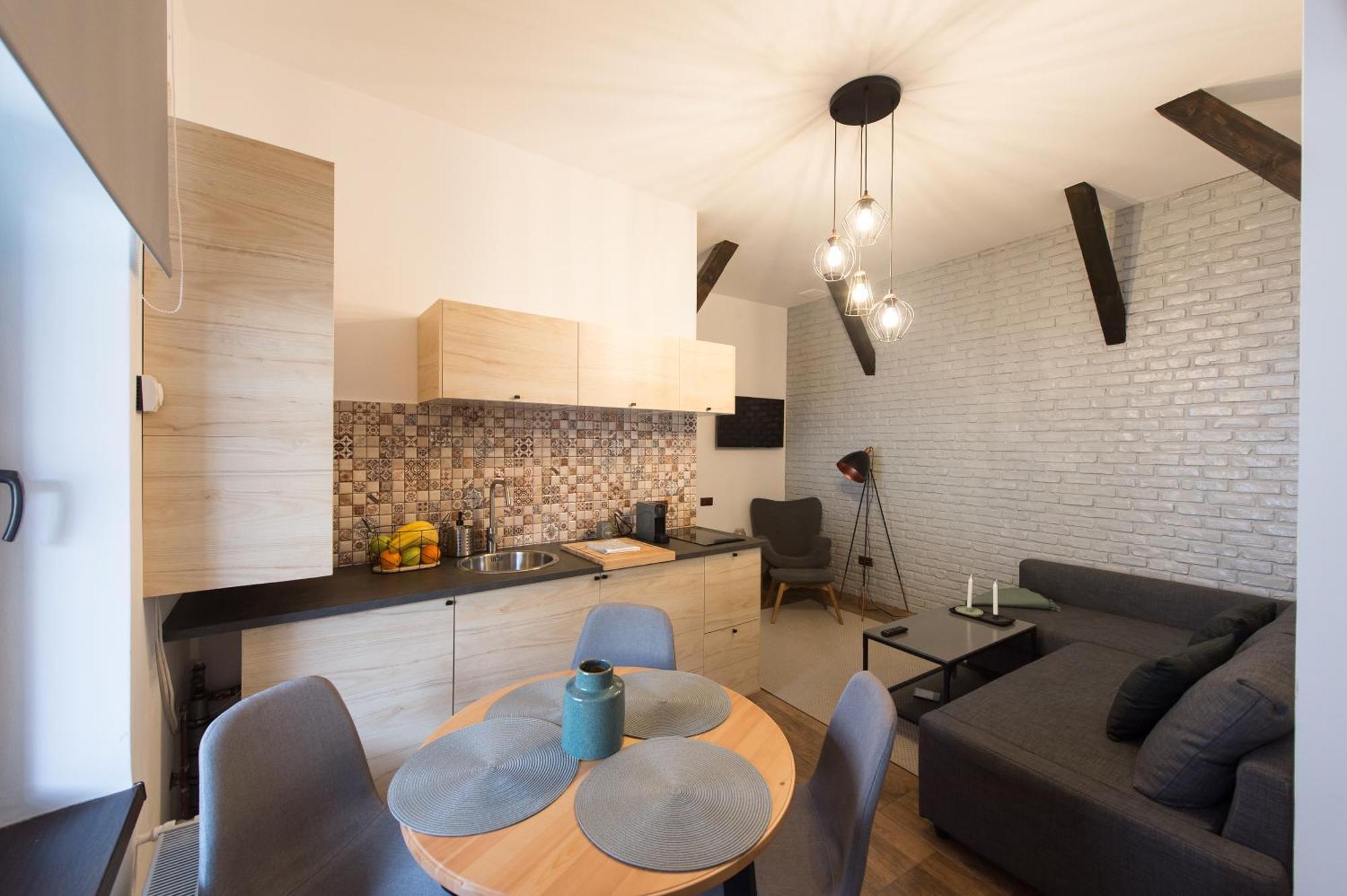 Lovely Brasov Flat With Patio And Mountain Views Extérieur photo
