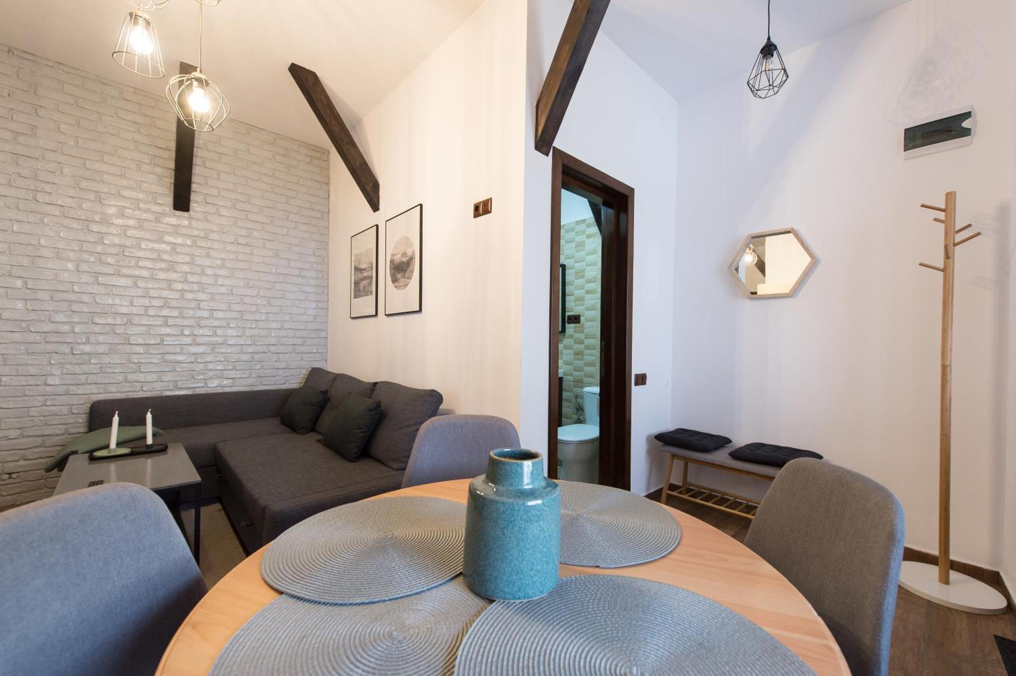 Lovely Brasov Flat With Patio And Mountain Views Extérieur photo