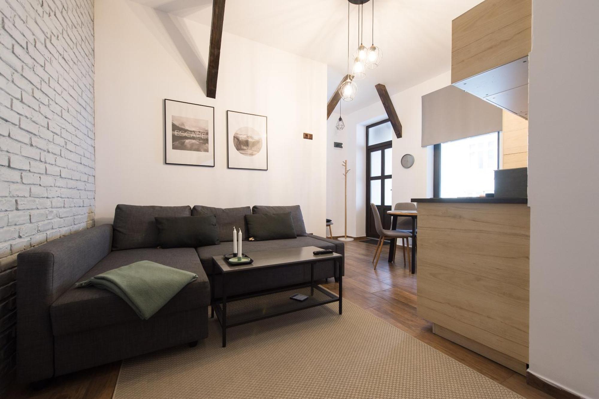 Lovely Brasov Flat With Patio And Mountain Views Extérieur photo