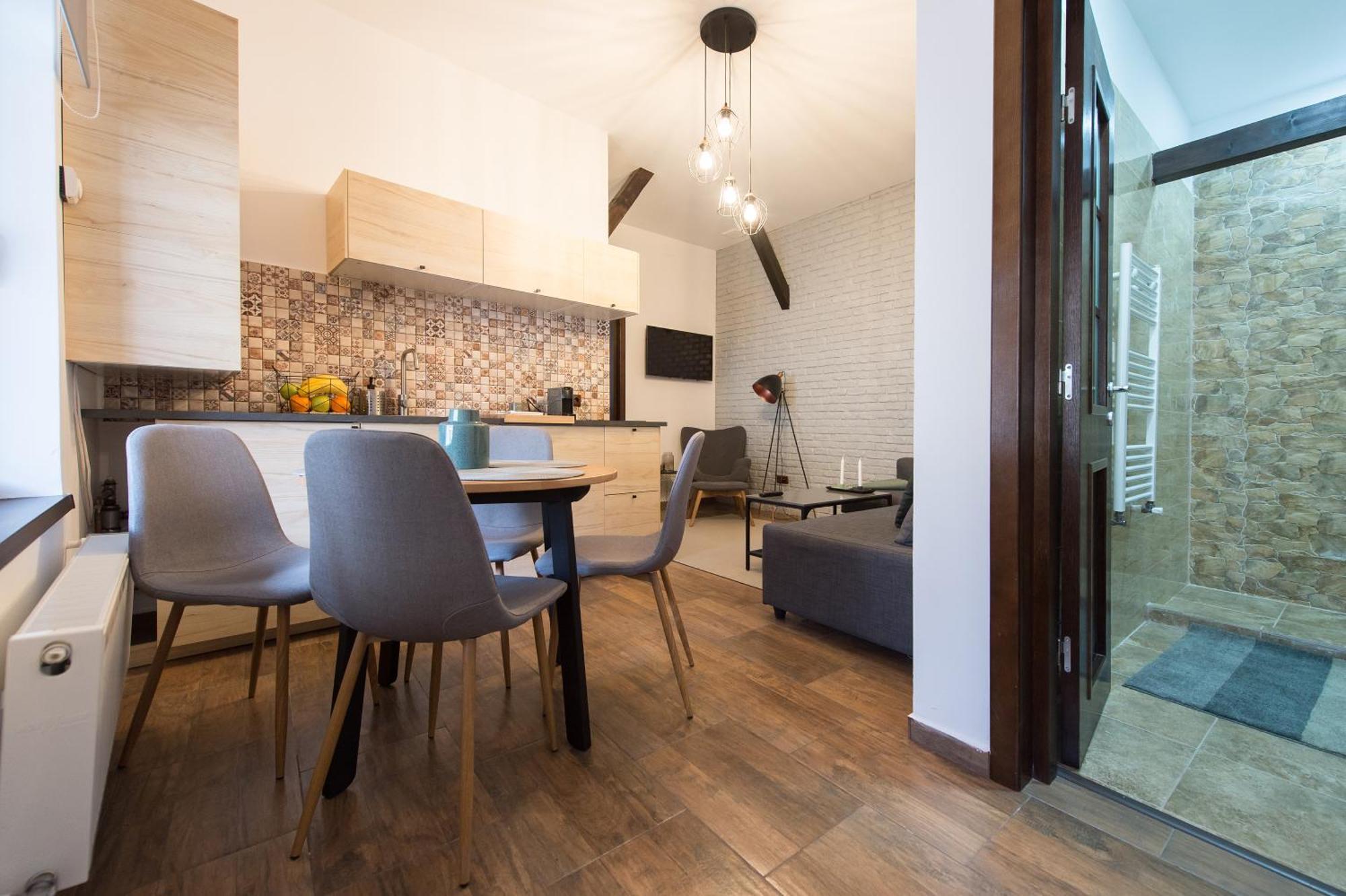Lovely Brasov Flat With Patio And Mountain Views Extérieur photo