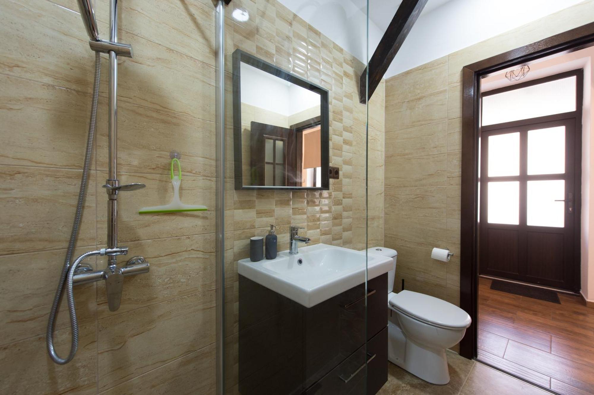 Lovely Brasov Flat With Patio And Mountain Views Extérieur photo