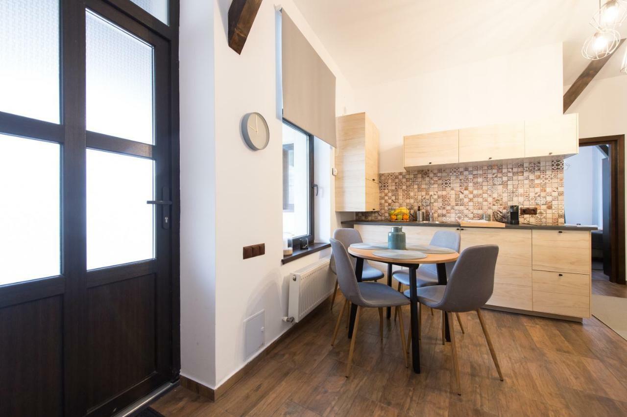 Lovely Brasov Flat With Patio And Mountain Views Extérieur photo
